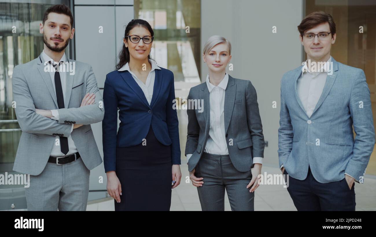 Porträt einer Gruppe von Geschäftsleuten, die im modernen Büro im Innenbereich lächeln. Team von Geschäftsleuten und Geschäftsleuten stehen zusammen Stockfoto