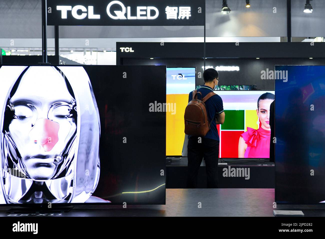 Shenzhen, Chinas Provinz Guangdong. 17. August 2022. Ein Mann besucht die China Information Technology Expo 10. in Shenzhen, südchinesische Provinz Guangdong, 17. August 2022. Quelle: Liang Xu/Xinhua/Alamy Live News Stockfoto