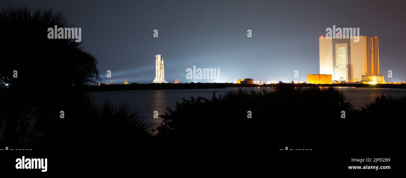 Florida. US, 16/08/2022, NASA's Space Launch System (SLS) Rakete mit dem Orion-Raumschiff an Bord ist auf dem mobilen Trägerrakete zu sehen, während sie aus dem Vehicle Assembly Building zum Launch Pad 39B rollt, Mittwoch, 17. August 2022, im NASA Kennedy Space Center in Florida. Die Artemis I-Mission der NASA ist der erste integrierte Test der Tiefenraumexplorationssysteme der Agentur: Die Raumsonde Orion, die SLS-Rakete und die unterstützenden Bodensysteme. Der Start des unbemalten Flugtests ist bis spätestens 29. August 2022 geplant.Pflichtangabe: Joel Kowsky/NASA via CNP /MediaPunch Stockfoto