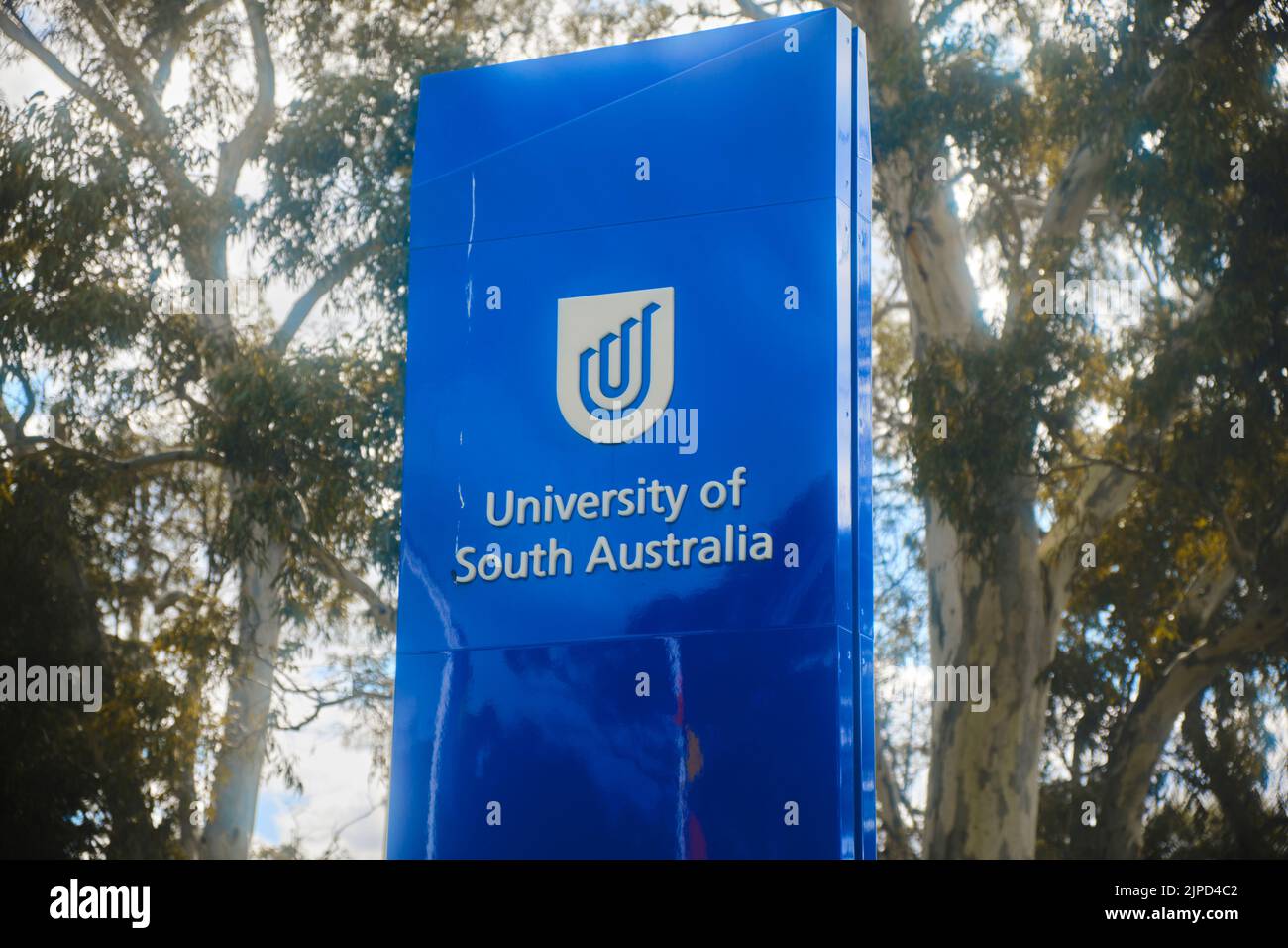 Schild der University of South Australia mit Bäumen dahinter Stockfoto