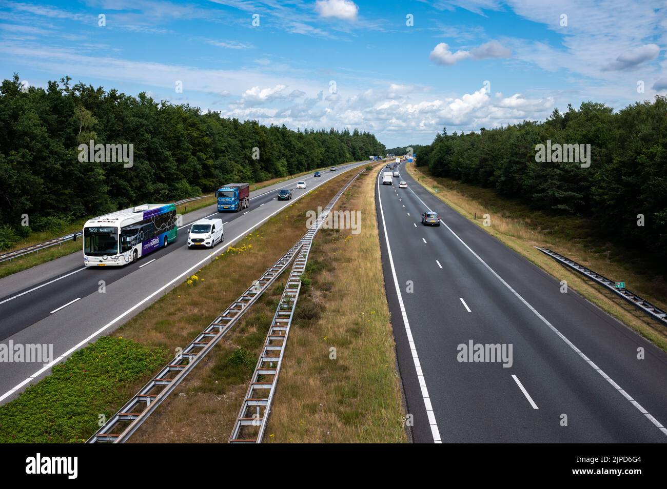 Hattem, Gelderland, Niederlande, 07 14 2022 - Verkehr über den Asphalt der Autobahn A50 Stockfoto