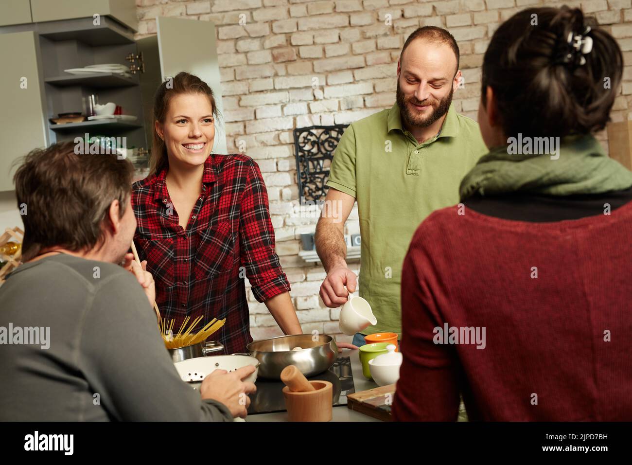 Zuhause, Kochen, zusammen, Freunde, Häuser, Zum Kochen, zusammen, Freund Stockfoto