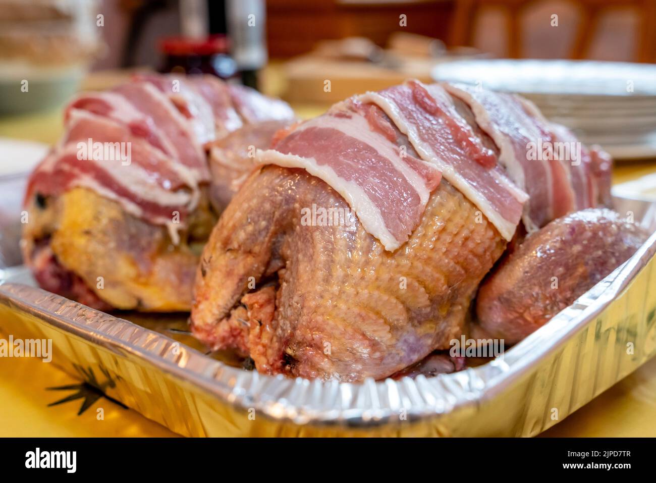 Eine Klammer von Phasanen, die für das Weihnachtsessen vorbereitet werden, Sussex, Großbritannien Stockfoto