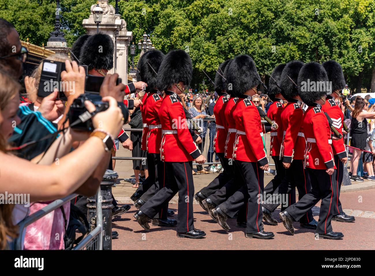 Wachen marschieren während der Wachablösung am heißesten Tag, den es je gab, aus dem Buckingham Palace heraus, London, Großbritannien Stockfoto