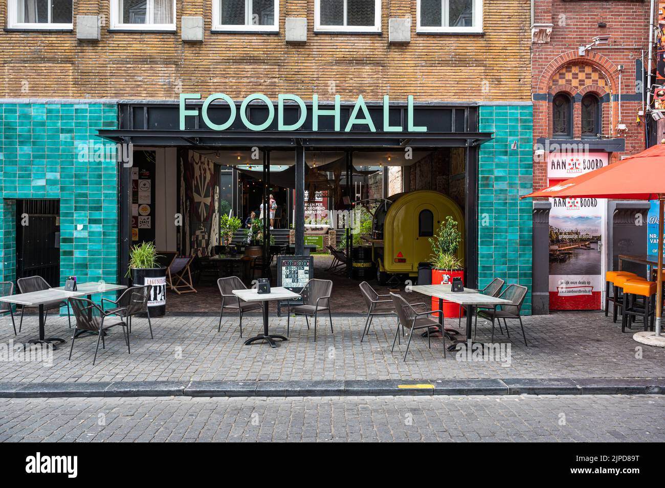 Breda, Nordbrabant, Niederlande, 08 09 2022 - Fassade und Terrasse des Restaurants Foodhall Stockfoto