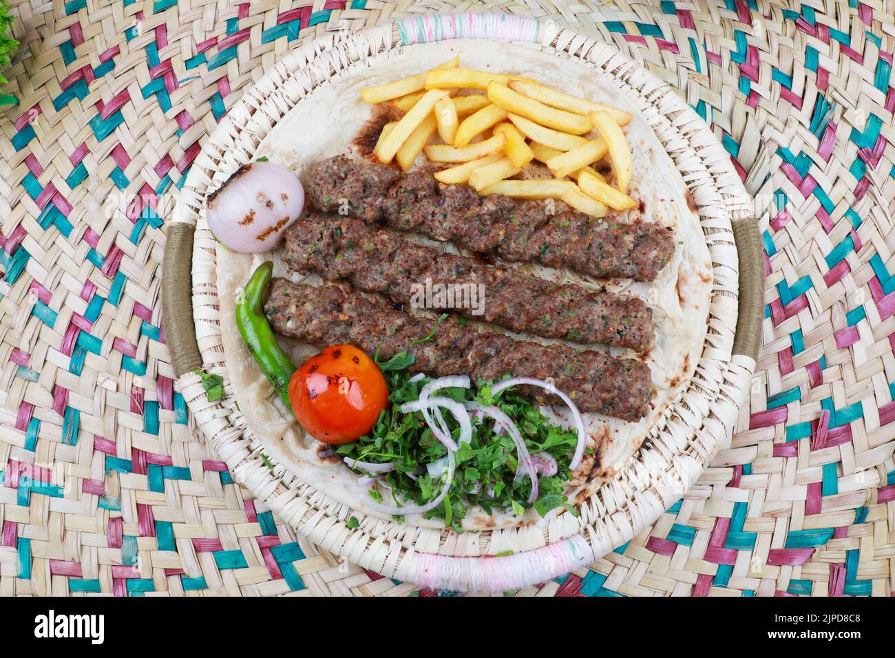 Naher Osten Kofta Kebab Rezept mit Pommes Frites Stockfoto