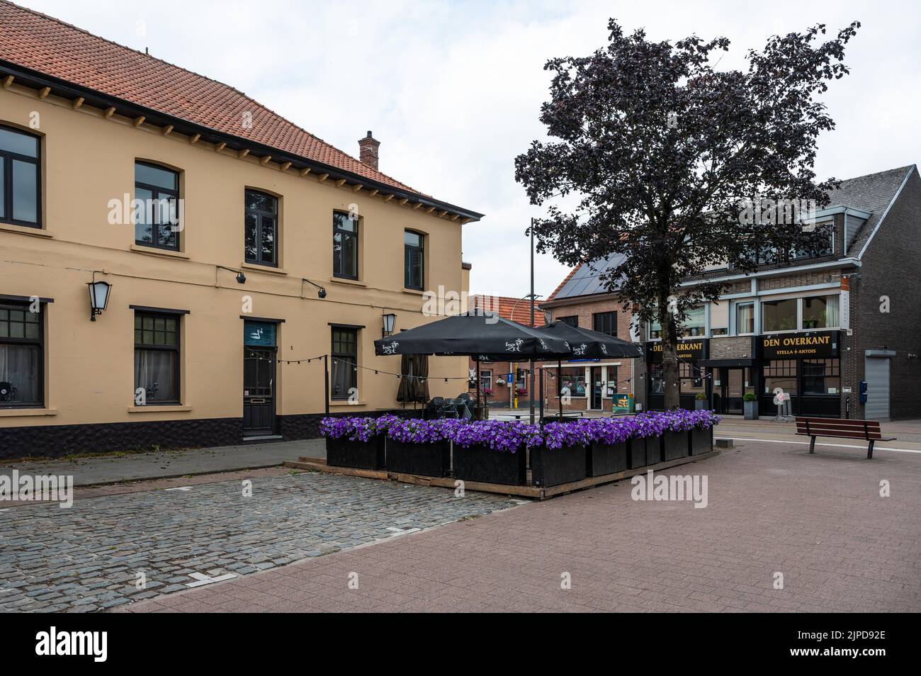 Wuustwezel, Provinz Antwerpen - Belgien, 07 08 2022 - Alter Marktplatz und Rathaus Stockfoto