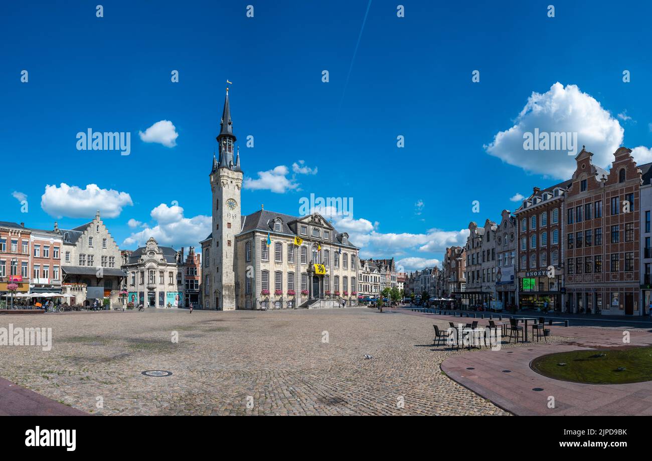 Lier, Provinz Antwerpen, Belgien - 07 08 2022 - Panoramablick auf den historischen alten Marktplatz vor blauem Himmel Stockfoto