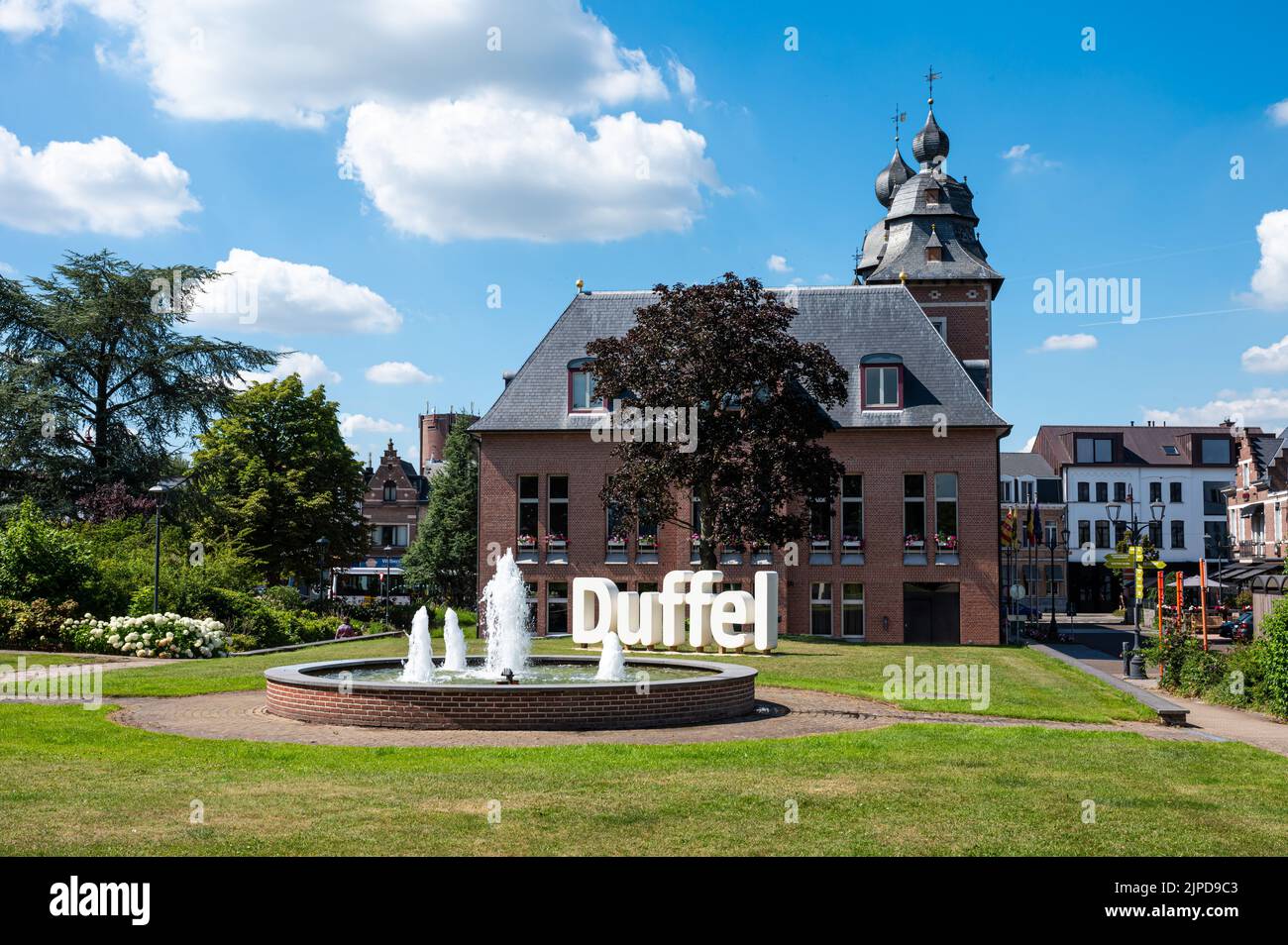 Duffel, Provinz Antwerpen- Belgien, 07 08 2022 - Schild und Rathaus der Gemeinde Stockfoto