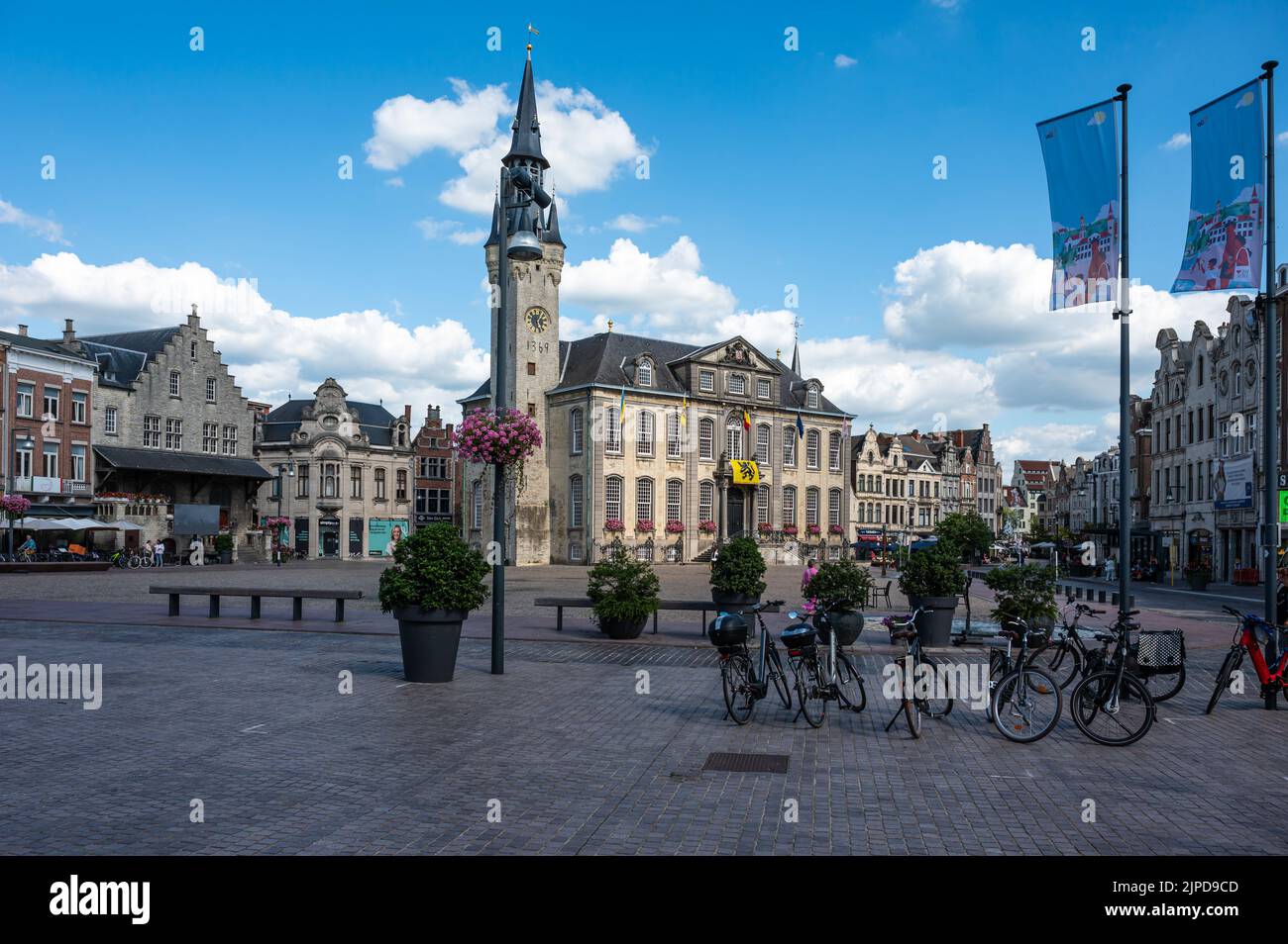 Lier, Provinz Antwerpen, Belgien - 07 08 2022 - Panoramablick auf den historischen alten Marktplatz vor blauem Himmel Stockfoto