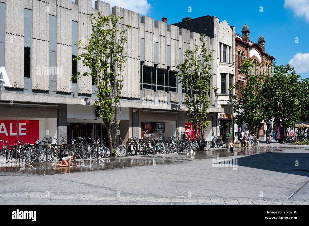 Mechelen, Provinz Antwerpen - Belgien, 07 08 2022 - Menschen, die durch die Brull-Einkaufsstraße in der Altstadt spazieren Stockfoto