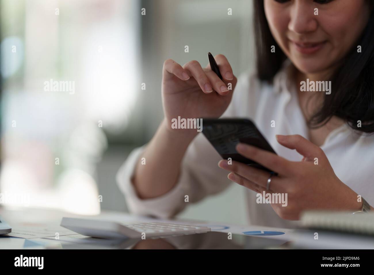 Eine Geschäftsfrau vervollständigt KYC mithilfe eines Online-Banking-Programms, um ein digitales Sparkonto zu eröffnen. Die Definition von Cyber-Sicherheit Stockfoto