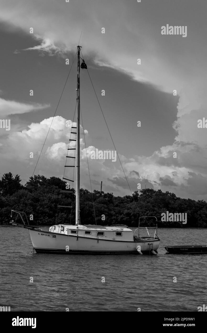Eine vertikale Aufnahme eines Bootes, das in der Bucht in St. Petersburg, Florida, verankert ist Stockfoto