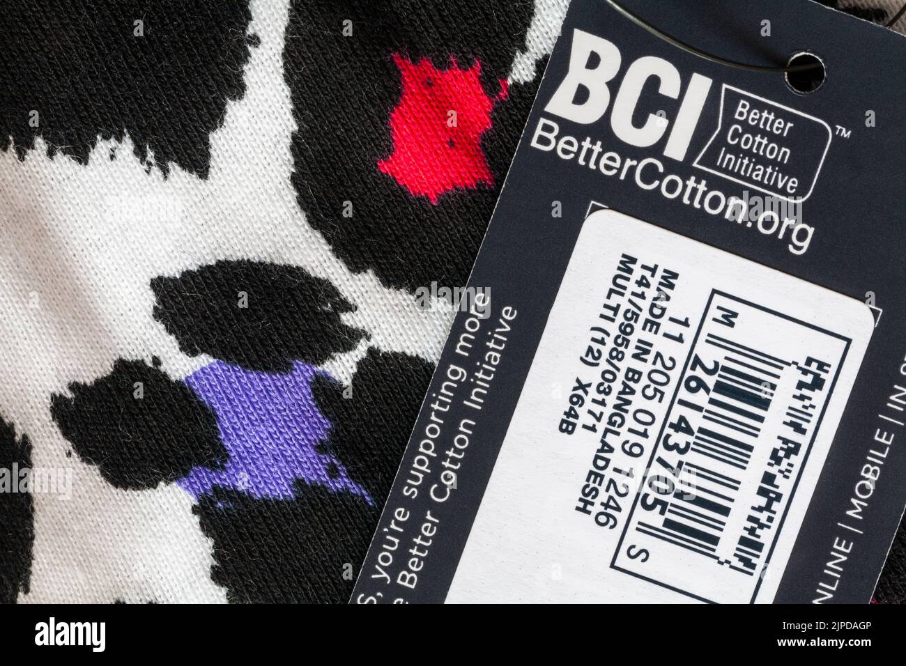 Label-Tag der BCI Better Cotton Initiative Made in Bangladesh auf dem M&S T-Shirt Stockfoto