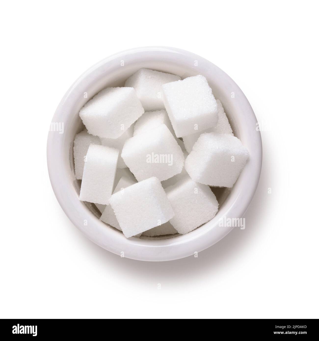 Zuckerwürfel in einer weißen Schüssel schossen direkt darüber isoliert auf weißem Hintergrund mit ausgeschnittenem Schneideweg Stockfoto