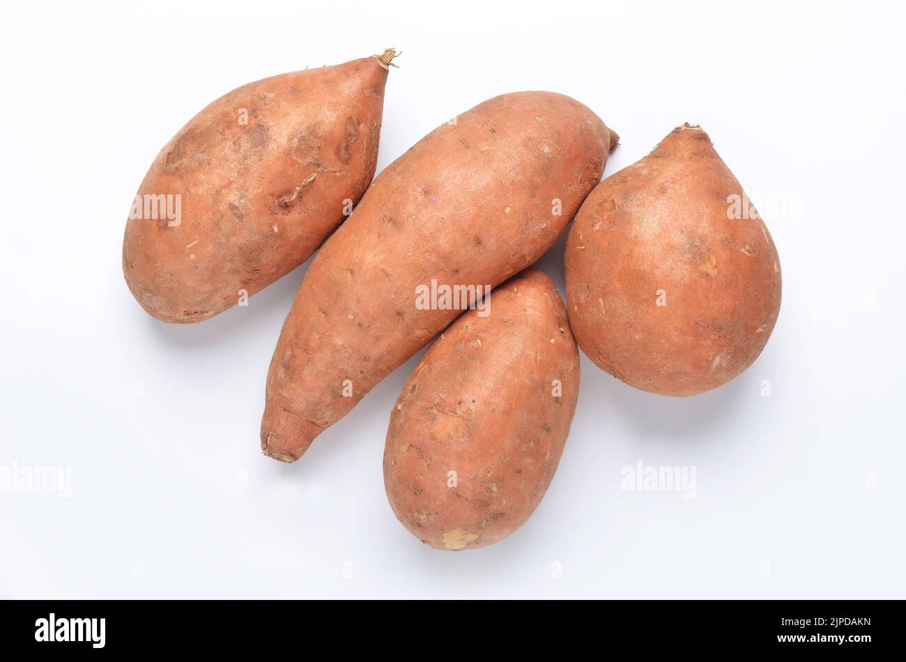 Süßkartoffeln Ipomoea batatas von direkt oben auf weißem Hintergrund ausgeschnitten geschossen Stockfoto