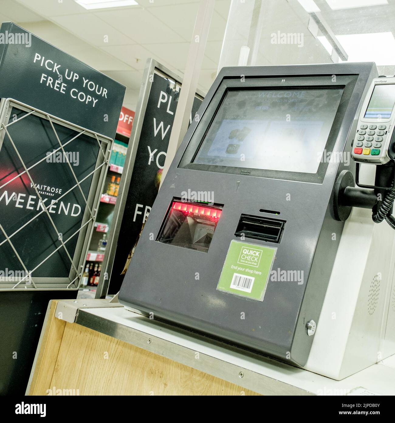 Epsom Surrey, London, Großbritannien, August 14 2022, Automated Self Checkout Pay Point Waitrose Supermarket With No People Stockfoto