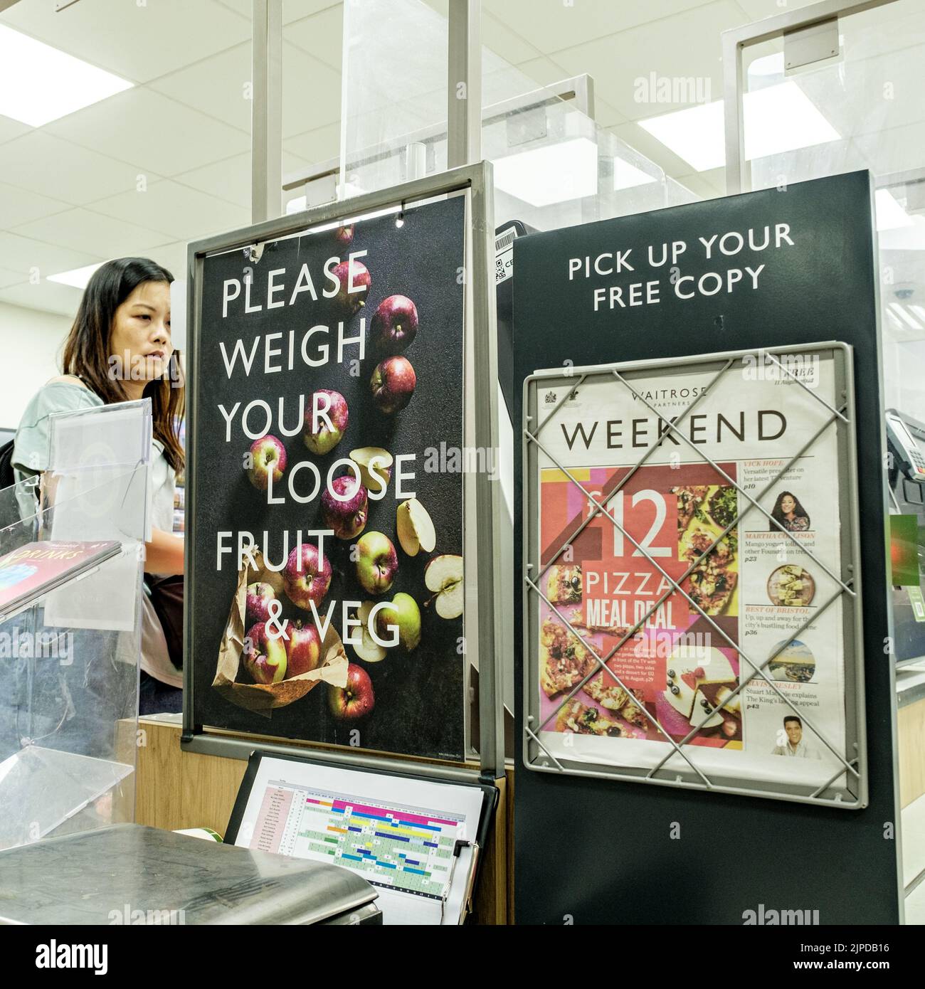 Epsom Surrey, London, Großbritannien, August 14 2022, alleinstehende Frau allein mit Self Service Checkout Pay Station im Waitrose Supermarket Stockfoto