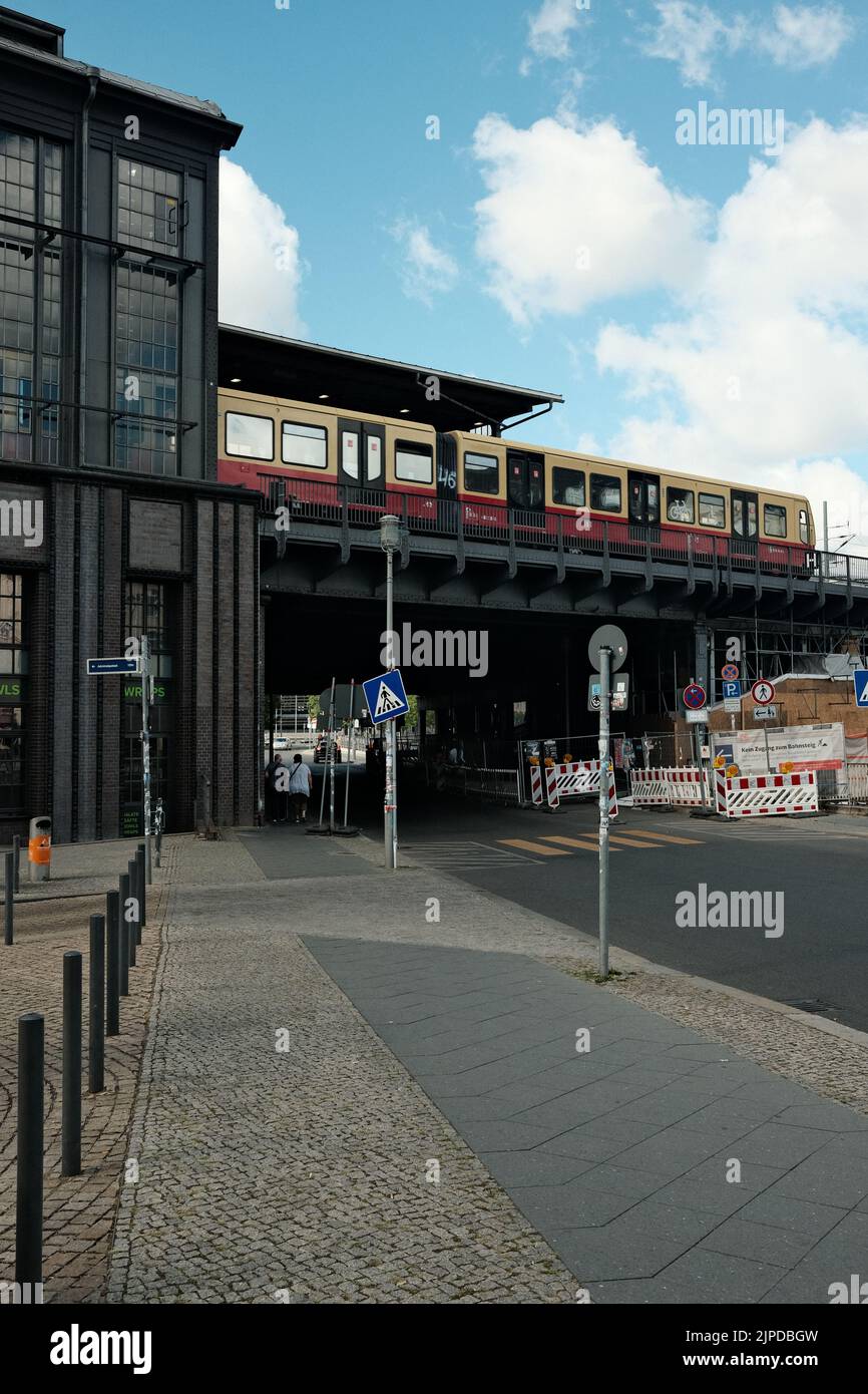 Die historische Fassade und die S-Bahn am Bahnhof Friedrichstraße, Berlin, Deutschland Stockfoto