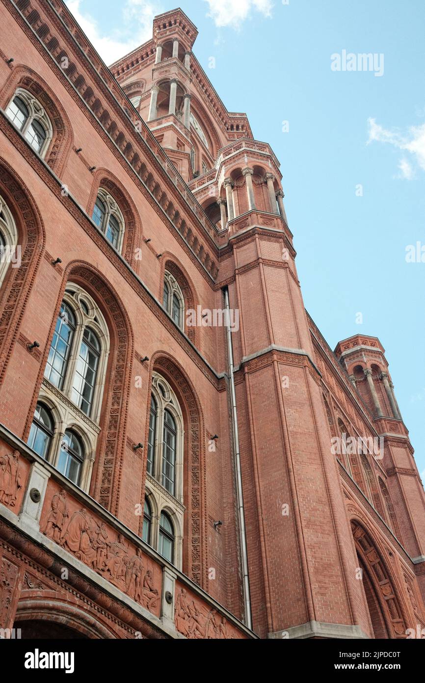 Eine vertikale Aufnahme des Roten Rathauses - des Staates des Regierenden Bürgermeisters in Berlin, Deutschland Stockfoto