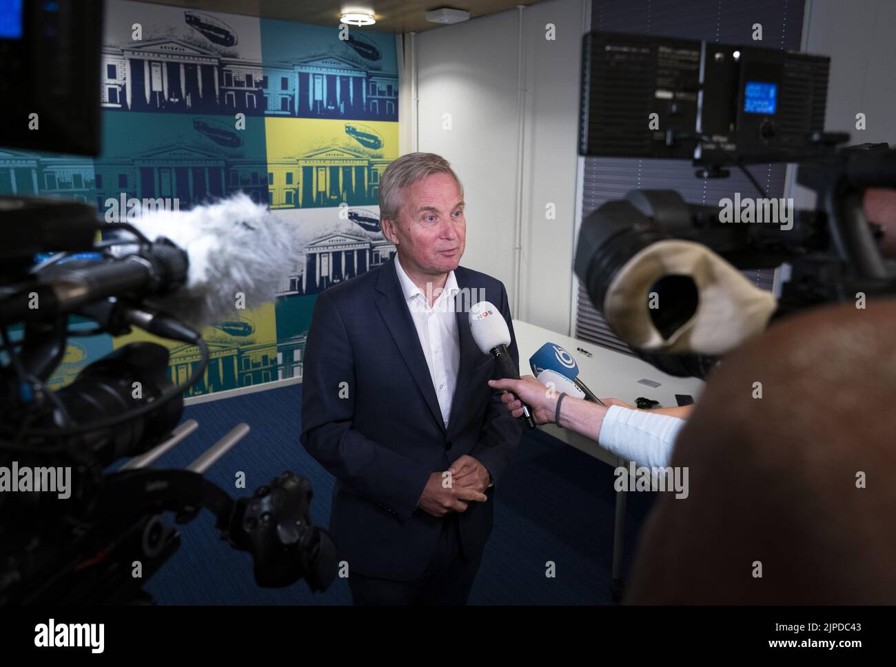 2022-08-17 15:07:42 ZWOLLE - Staatssekretär Eric van der Burg (Asylum) spricht mit der Presse als Reaktion auf die Entscheidung, eine Genehmigung für die Aufnahme von Asylbewerbern in einem Hotel in Albergen, Gemeinde Tubbergen, zu gewähren. Das Kabinett plant, erstmals eine Genehmigung für die Aufnahme von Asylbewerbern ohne eine Vereinbarung mit der Gemeinde auszustellen. ANP JEROEN JUMELET niederlande Out - belgien Out Stockfoto