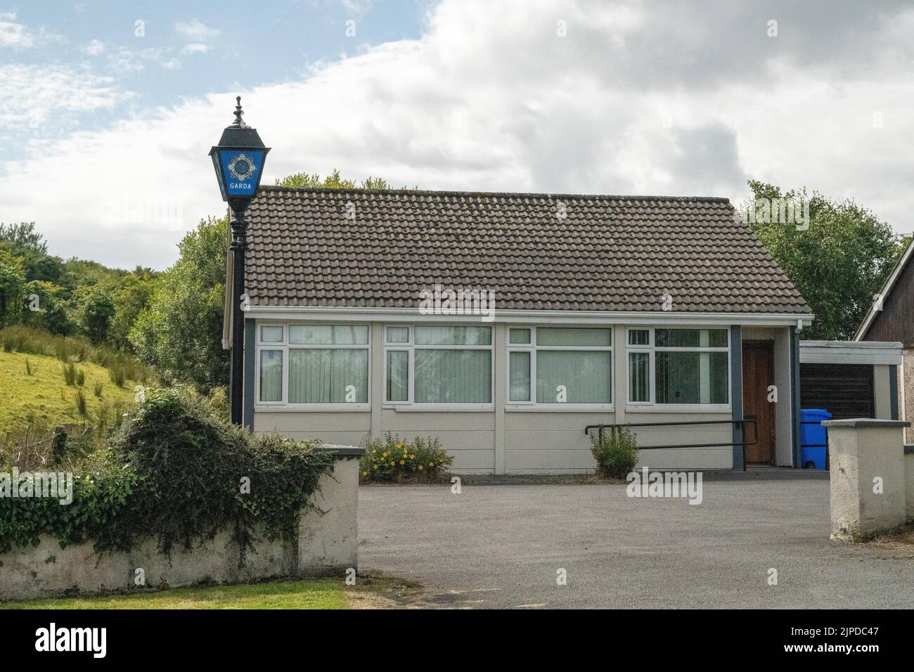 Vorderansicht des Bahnhofs Newport Garda in der Grafschaft Mayo Stockfoto