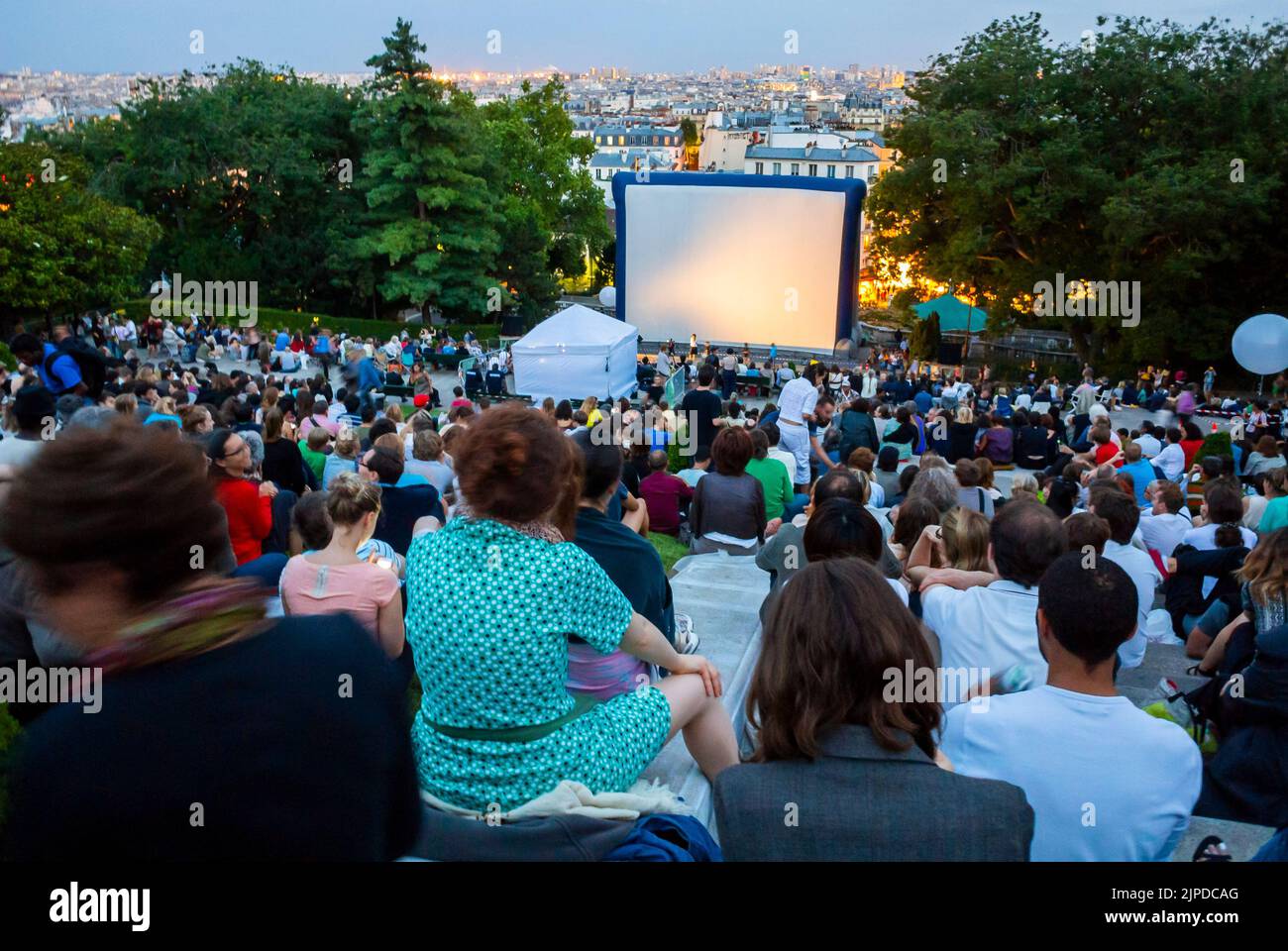 Paris, Frankreich, große Menschenmengen, Publikum, sitzen von hinten bei der Open Air Cinema Show im Stadtpark Montmartre Stockfoto