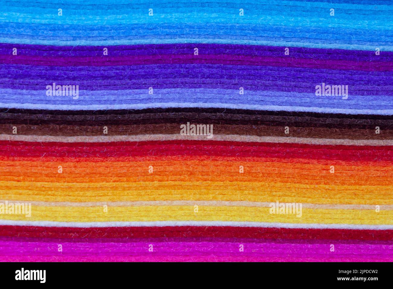 Abstrakter Hintergrund: Nahaufnahme eines Stapels aus mehrfarbigen Filzblättern Stockfoto