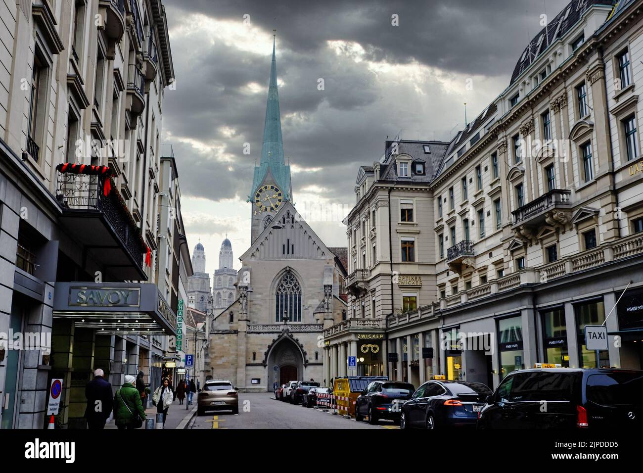 Eine szenische Aufnahme des Stadtbildes mit schönen Gebäuden in Zürich, Schweiz Stockfoto