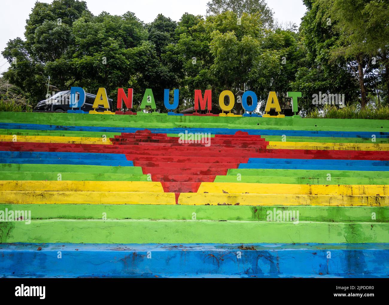 Bunt bemalte Stufen in einem lokalen Park am Lake Mooat oder Danau Mooat. Sulawesi, Indonesien. Stockfoto
