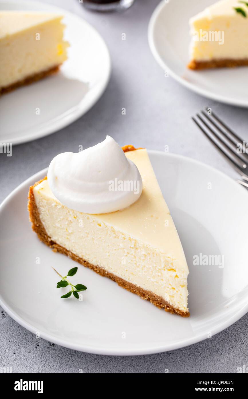 Klassischer New Yorker Käsekuchen mit einem Puppe Schlagsahne Stockfoto