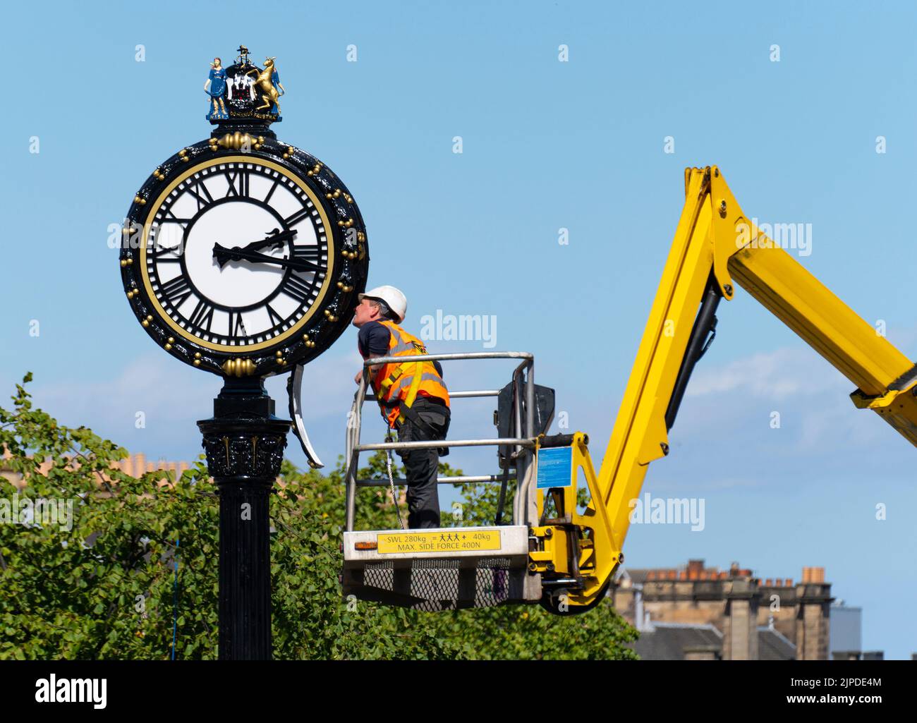 Edinburgh, Schottland, Großbritannien. 17.. August 2022. Nach 15 Jahren Lagerung und Restaurierung wurde die Londoner Straßenuhr im Rahmen des Projekts Trams to Newhaven in der Elm Row wieder errichtet. Die Uhrmacher Smith von Derby restaurierten die Uhr, bei der kunstvolle Elemente in Gold von Hand gemalt und das Wappen von Edinburgh repariert wurden. Iain Masterton/Alamy Live News Stockfoto