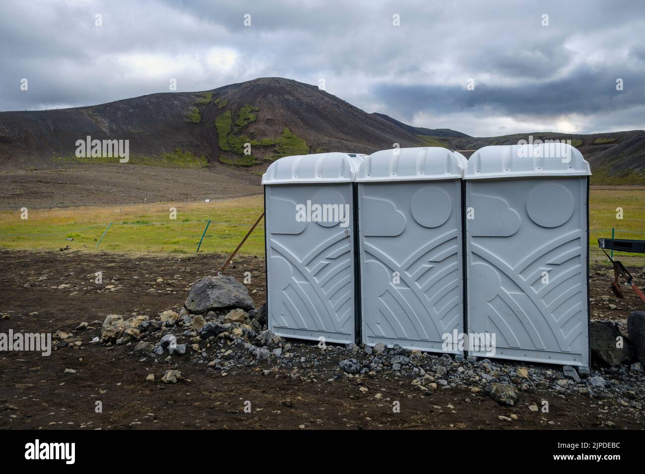 Tragbare Toiletten, die für Menschen eingerichtet sind, die zum Ausbruch des Meradalir-Vulkans auf der Halbinsel Reykjanes, Island, im August 2022 wandern Stockfoto