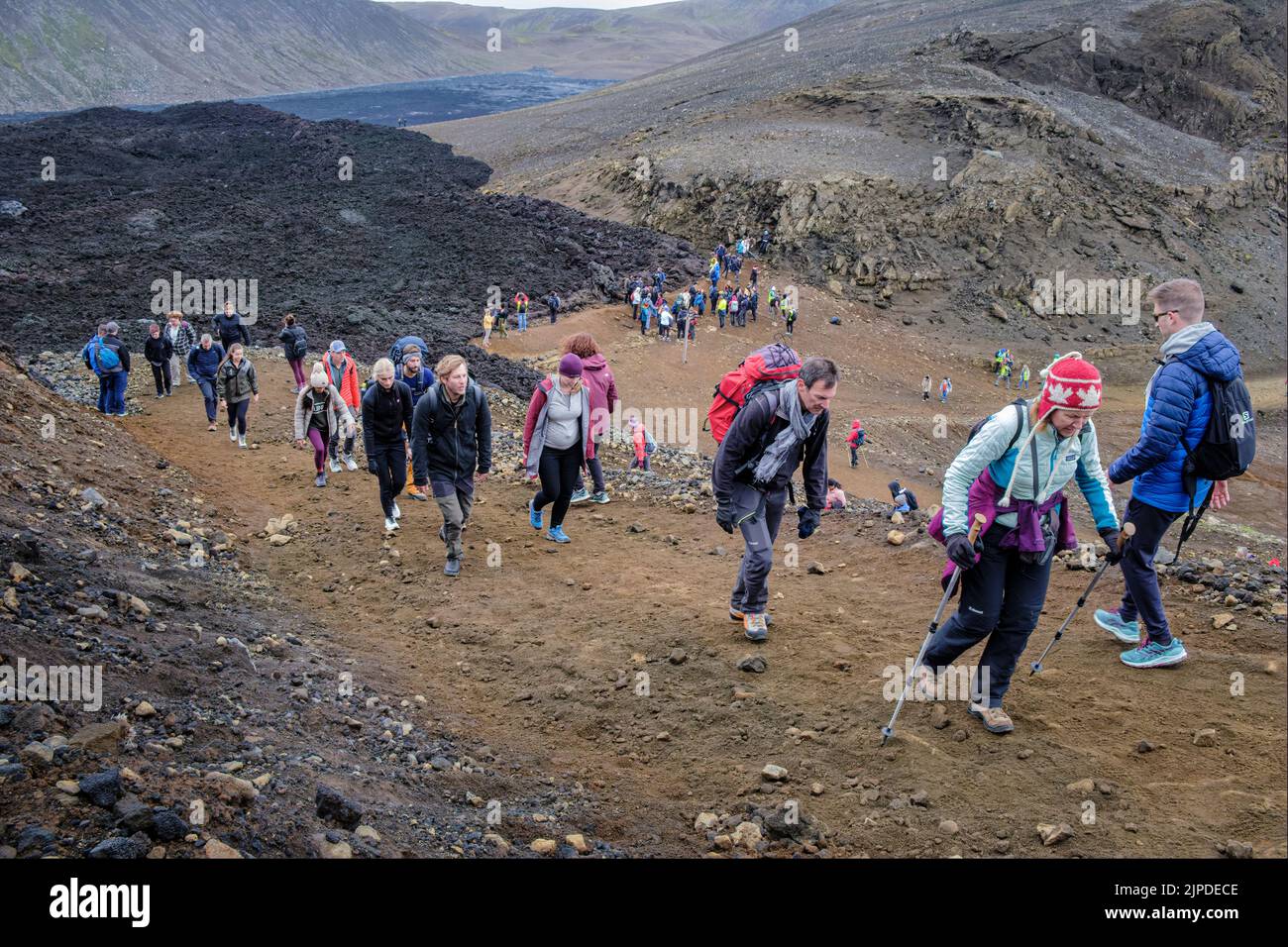 Wanderer machen sich auf den Weg, um den Ausbruch des isländischen Meradalir-Vulkans im August 2022 zu sehen Stockfoto