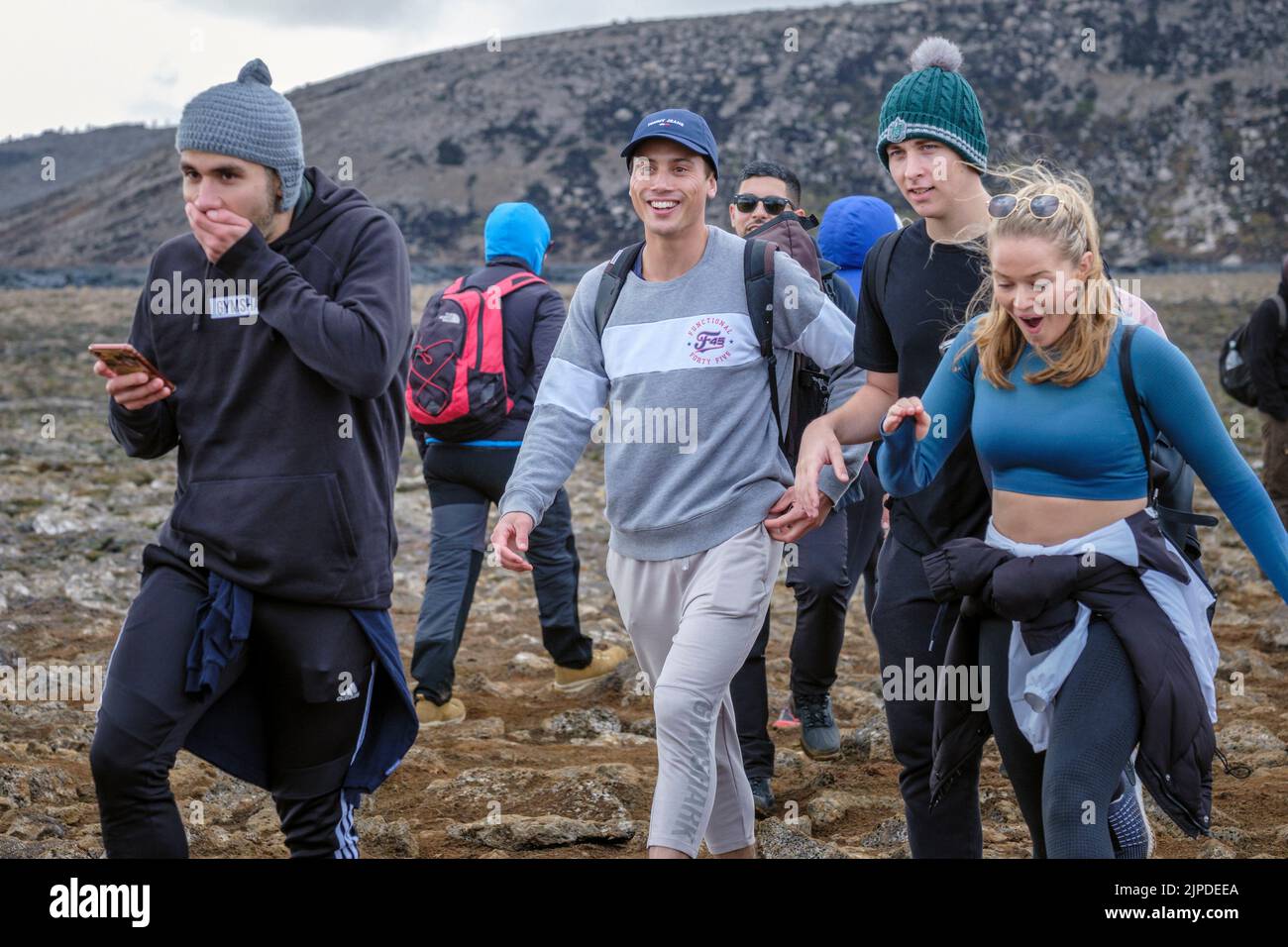 Die Gesichter der Wanderer sind verblüfft, als sie ihre erste Sicht auf den Ausbruch des Vulkans Meradalir, Island, im August 2022, bekommen Stockfoto