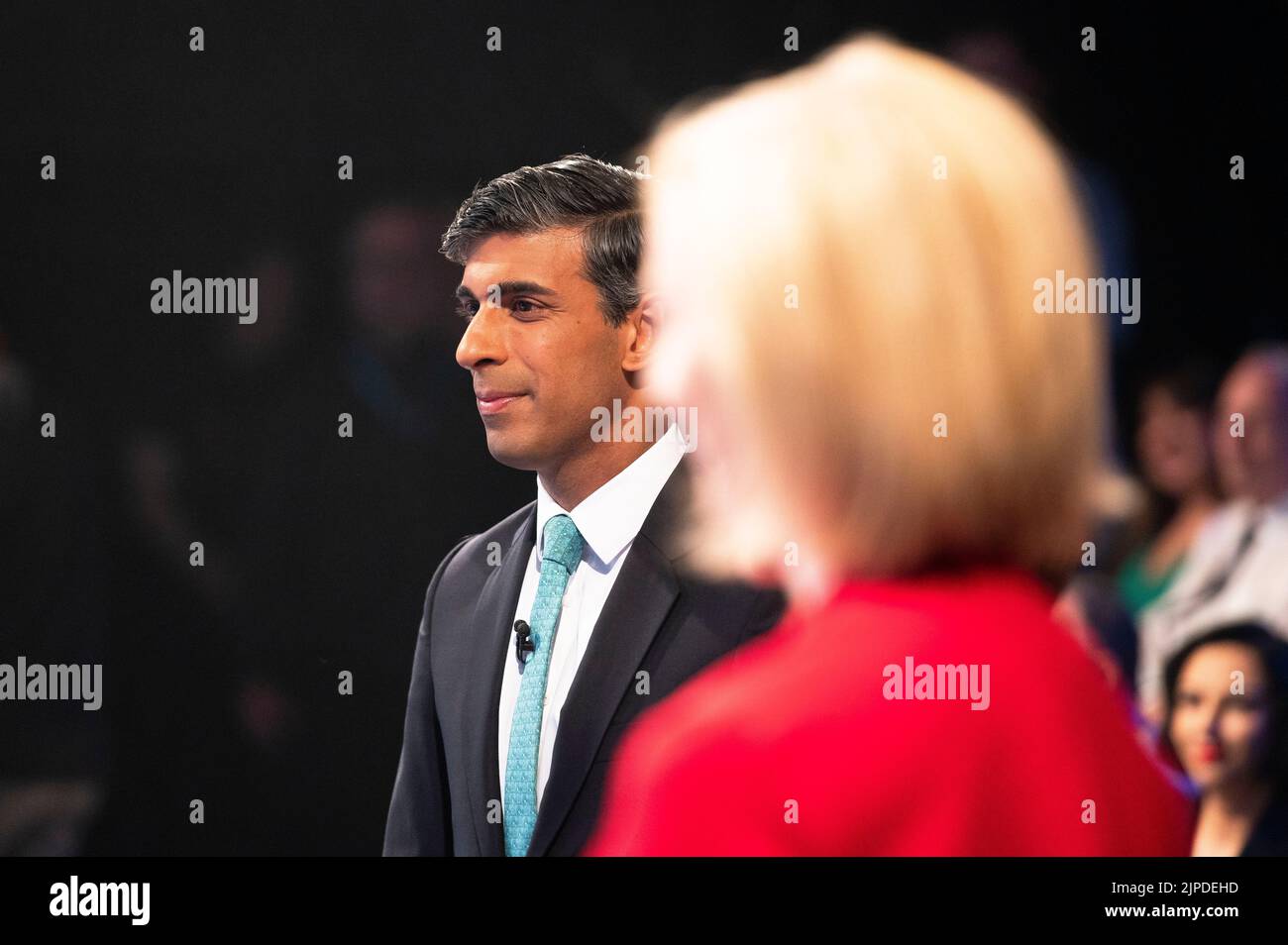 Die konservative Führungskandidatin Liz Truss wird während des Battle for Number 10-Sonderprogramms vom Publikum der Sky News befragt Stockfoto