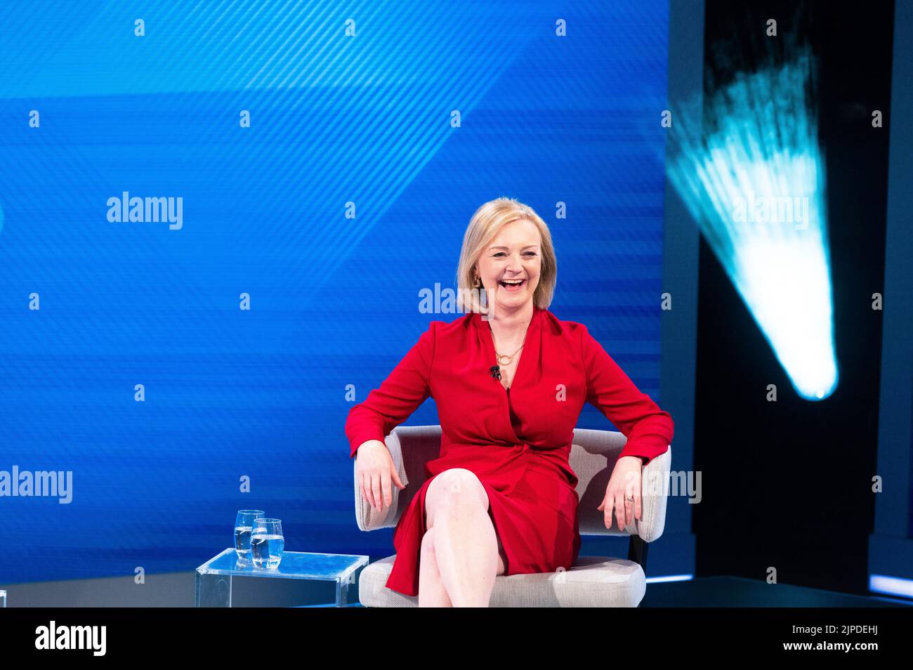 Die konservative Führungskandidatin Liz Truss wird während des Battle for Number 10-Sonderprogramms vom Publikum der Sky News befragt Stockfoto