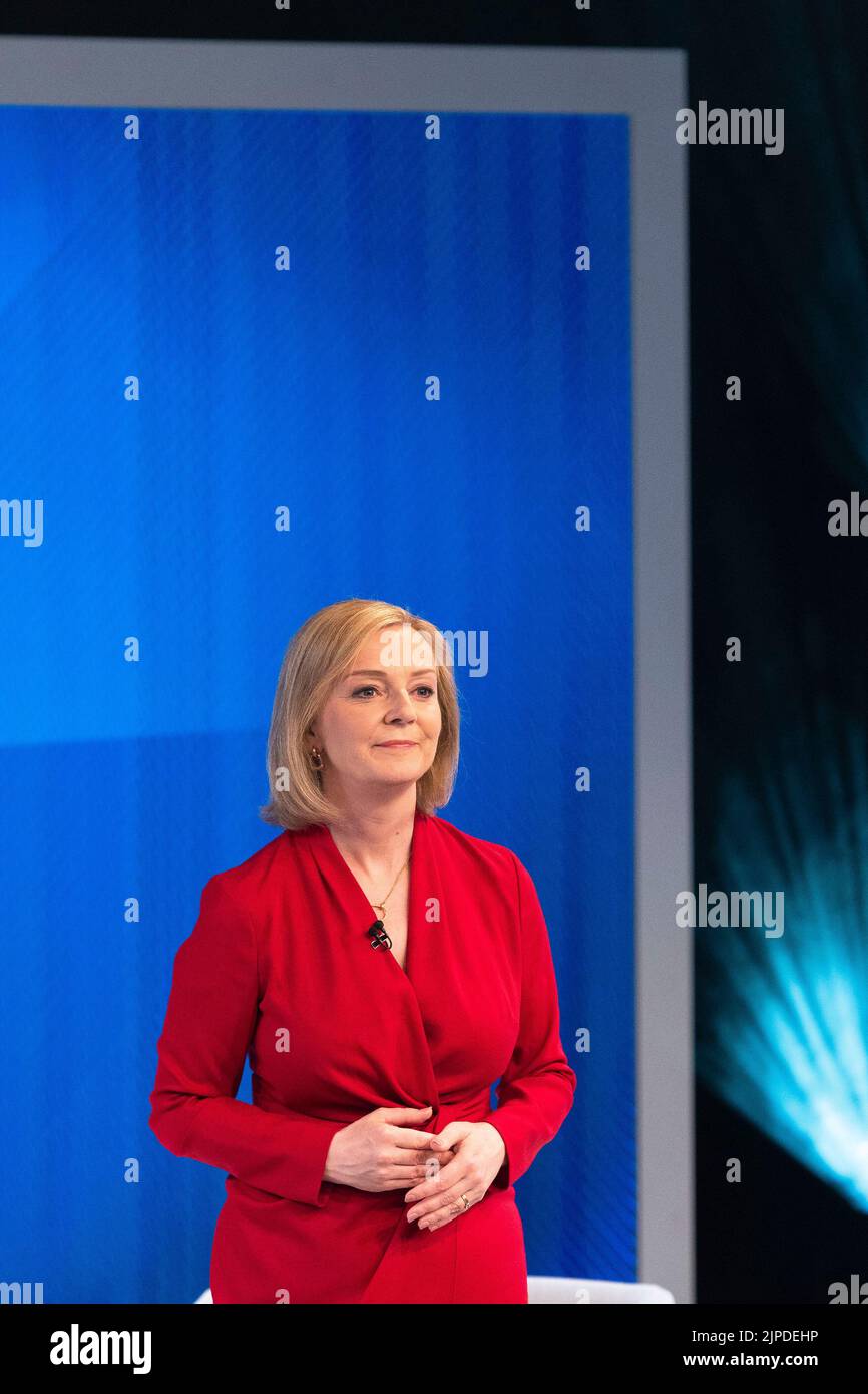Die konservative Führungskandidatin Liz Truss wird während des Battle for Number 10-Sonderprogramms vom Publikum der Sky News befragt Stockfoto
