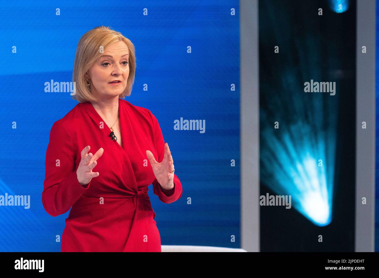 Die konservative Führungskandidatin Liz Truss wird während des Battle for Number 10-Sonderprogramms vom Publikum der Sky News befragt Stockfoto