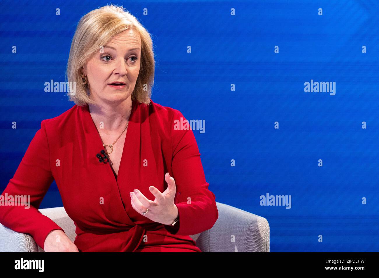 Die konservative Führungskandidatin Liz Truss wird während des Battle for Number 10-Sonderprogramms vom Publikum der Sky News befragt Stockfoto