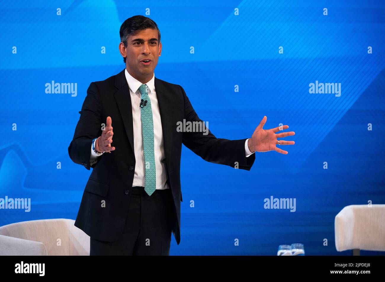 Der konservative Führungskandidat Rishi Sunak wird während des Battle for Number 10-Sonderprogramms vom Publikum der Sky News befragt Stockfoto