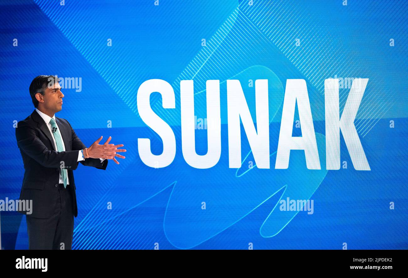 Der konservative Führungskandidat Rishi Sunak wird während des Battle for Number 10-Sonderprogramms vom Publikum der Sky News befragt Stockfoto