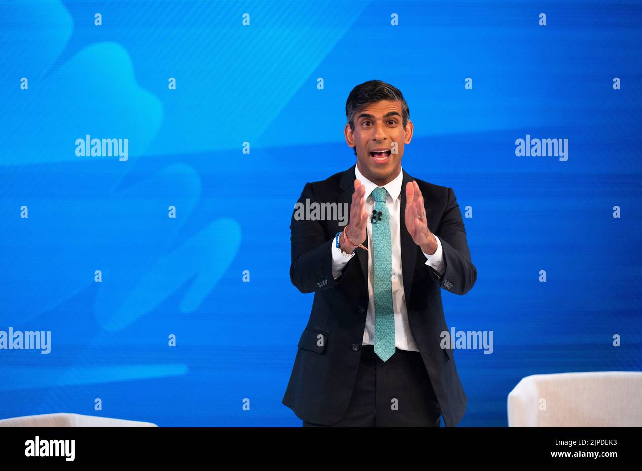 Der konservative Führungskandidat Rishi Sunak wird während des Battle for Number 10-Sonderprogramms vom Publikum der Sky News befragt Stockfoto