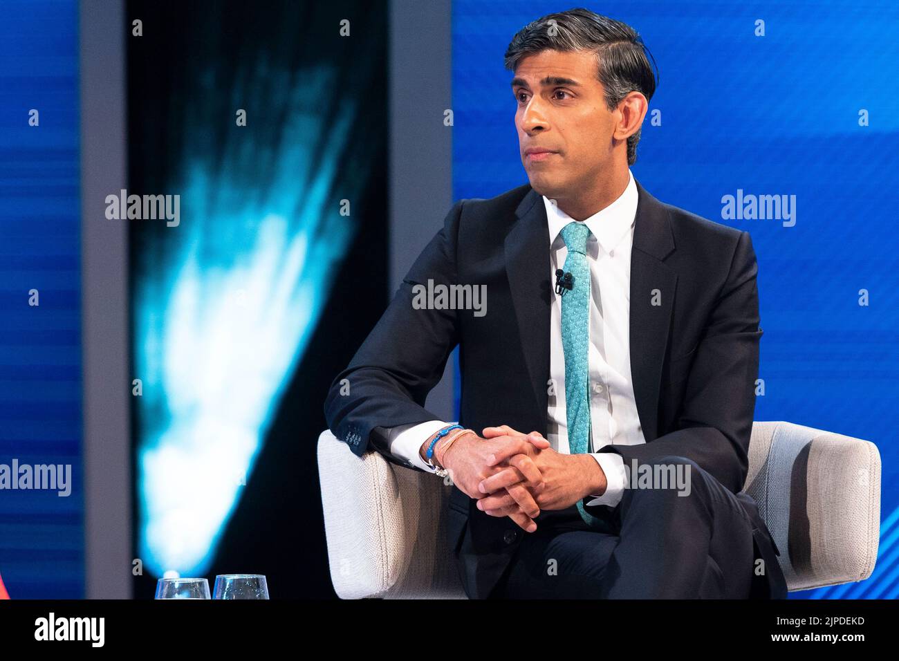 Der konservative Führungskandidat Rishi Sunak wird während des Battle for Number 10-Sonderprogramms vom Publikum der Sky News befragt Stockfoto