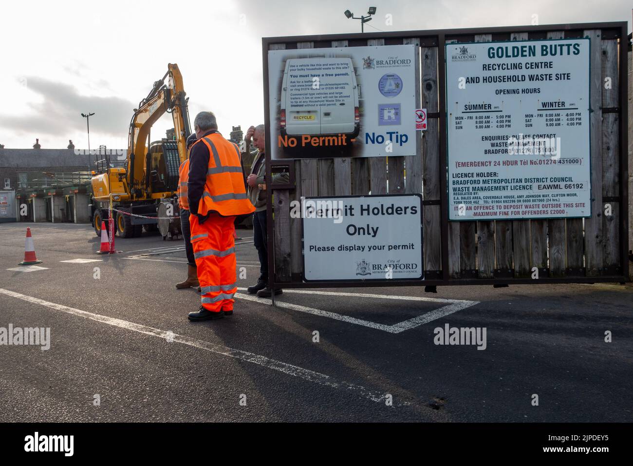 Eingang zu einem lokalen Recycling-Zentrum für Haushaltsabfälle, Golden Butts, in Ilkley, West Yorkshire, England, VEREINIGTES KÖNIGREICH Stockfoto