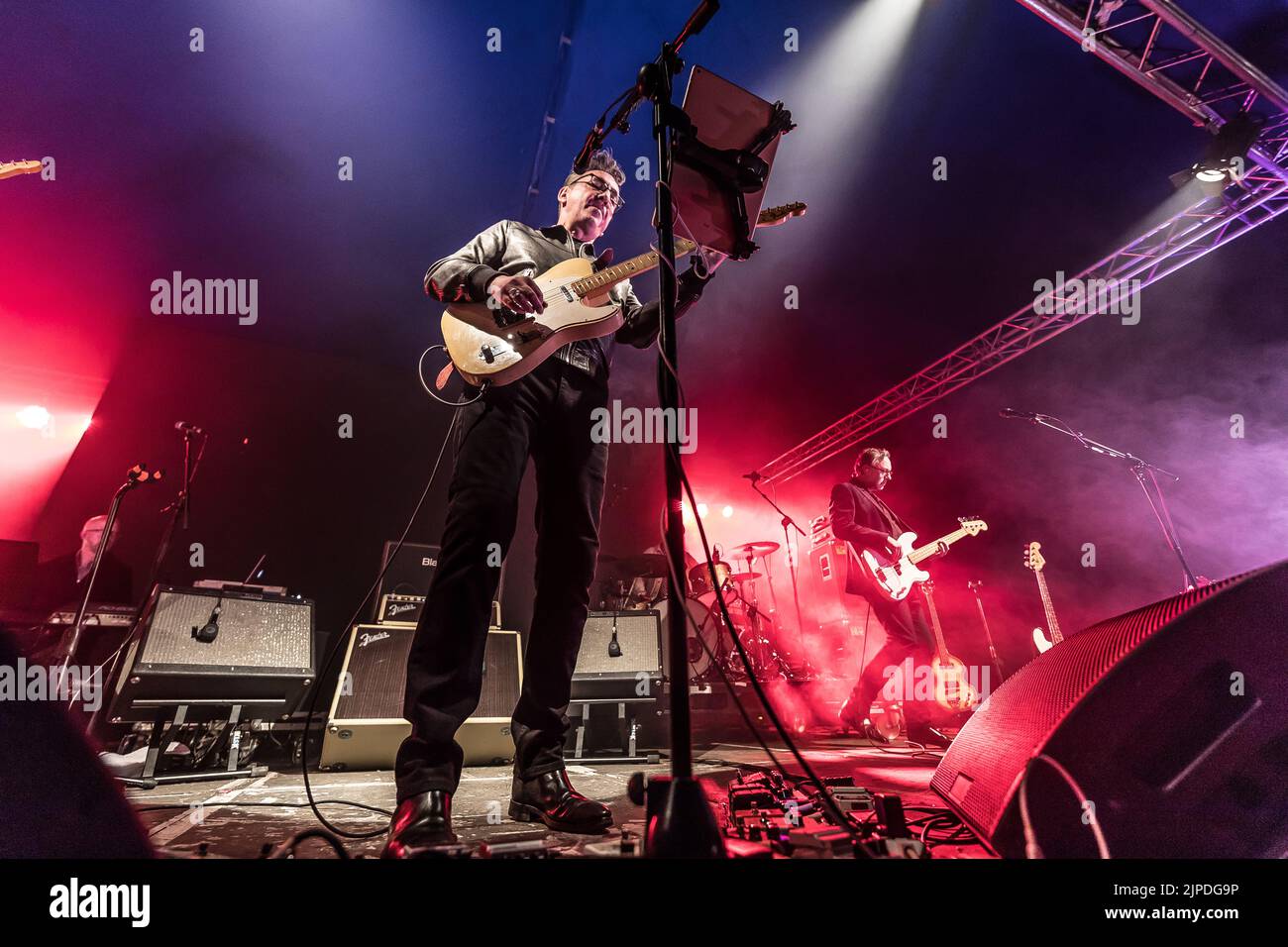 Richard Hawley tritt mit seiner Band beim Focus Wales Festival in Wrexham auf. Stockfoto