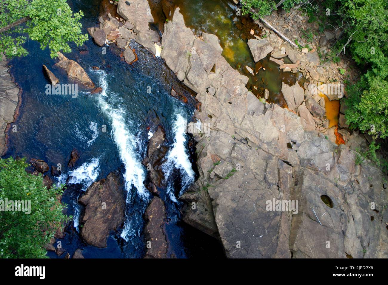 Blick von oben auf den Fluss, der durch Felsen in der Tallulah Gorge, Georgia fließt. Stockfoto