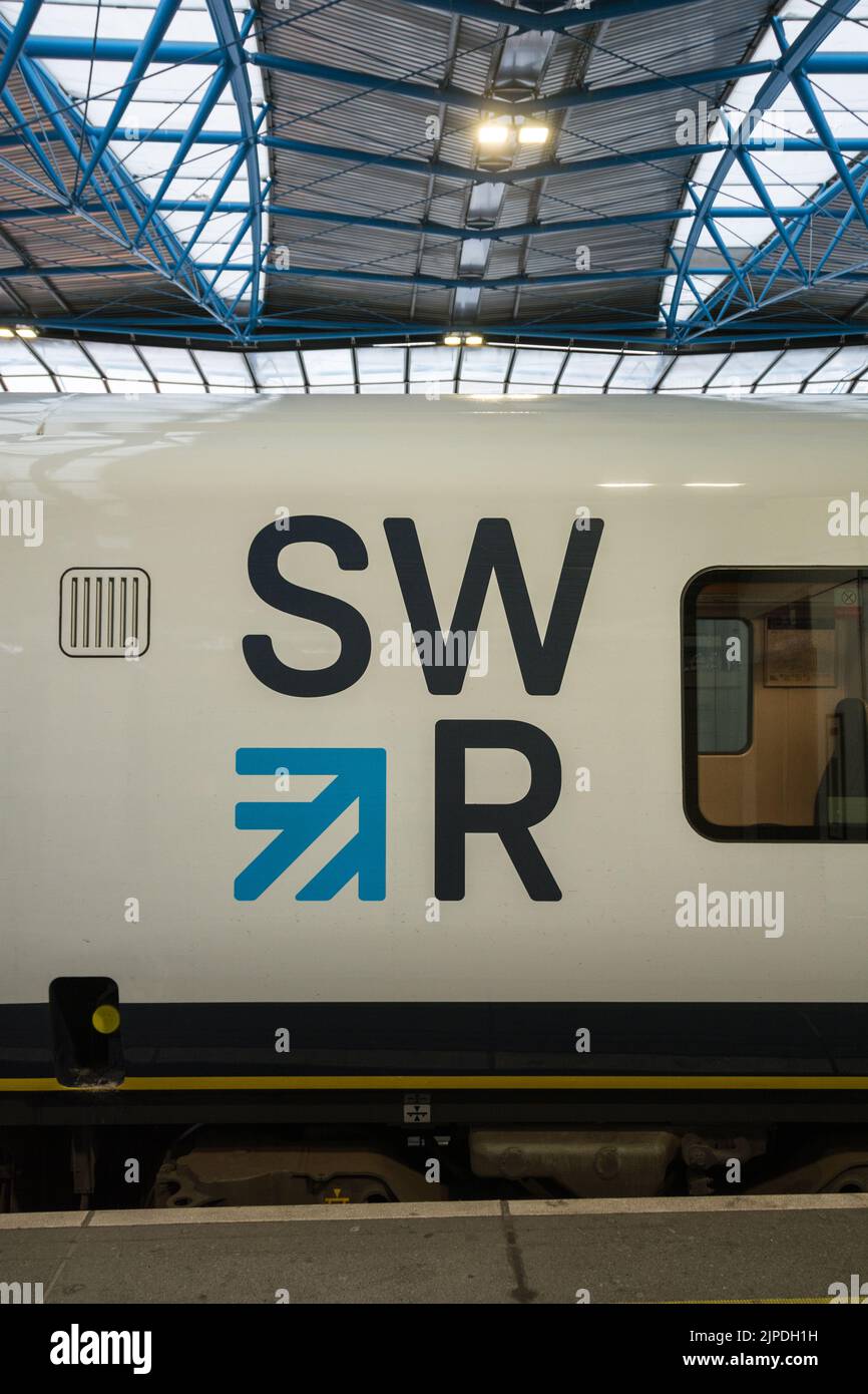 Nahaufnahme eines Wagens der South Western Railway (SWR) und eines Logos, London, England, Großbritannien Stockfoto