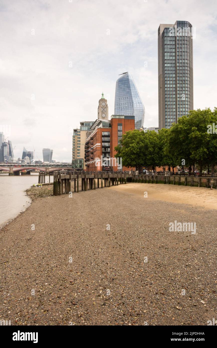 Blackfriars Bridge und die Skyline der City of London von Gabriel's Wharf aus gesehen, Southbank, Lambeth, London, SE1, England, Großbritannien Stockfoto