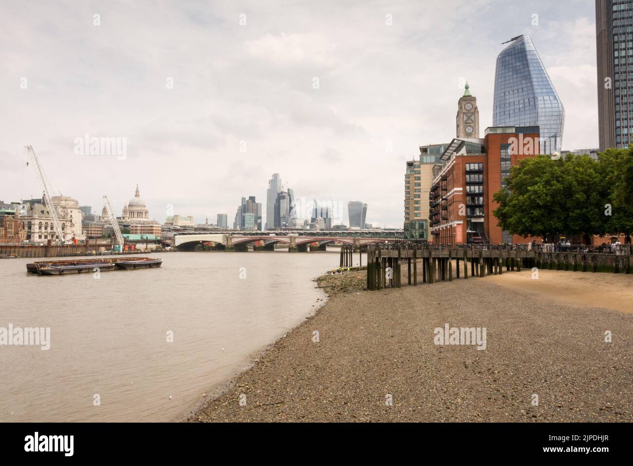 Blackfriars Bridge und die Skyline der City of London von Gabriel's Wharf aus gesehen, Southbank, Lambeth, London, SE1, England, Großbritannien Stockfoto